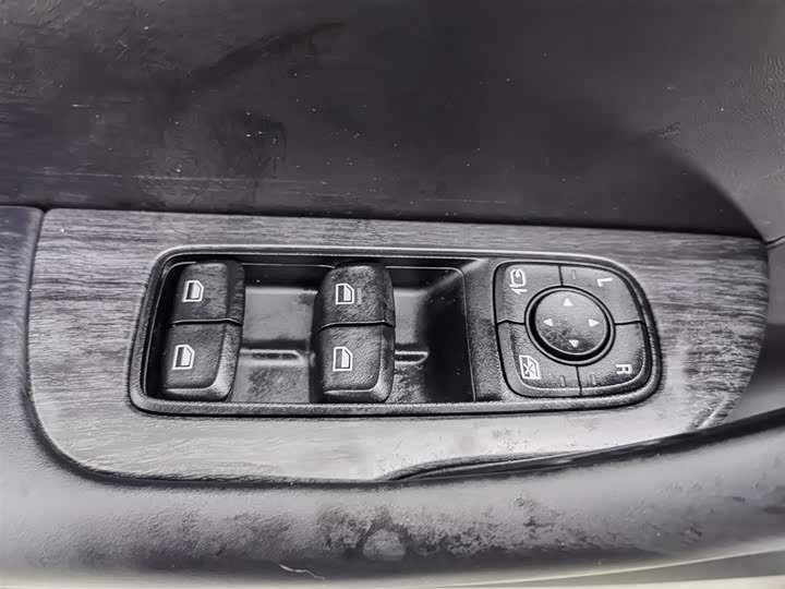 Фото 9 - Roewe D7