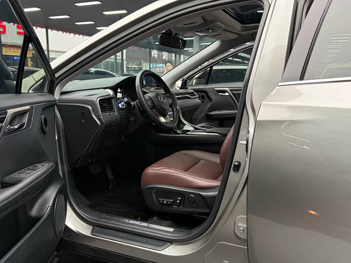 Фото 4 - Lexus RX