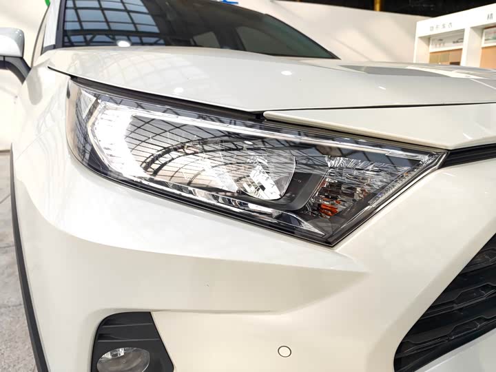 Фото 9 - Toyota RAV4