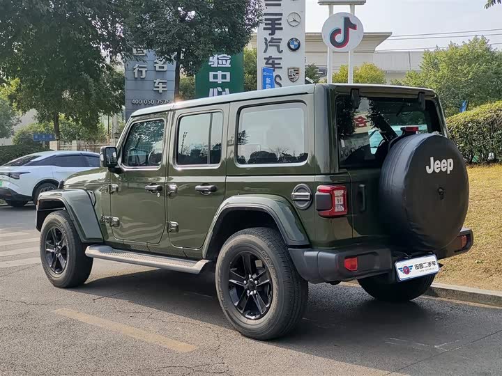 Фото 4 - Jeep Wrangler