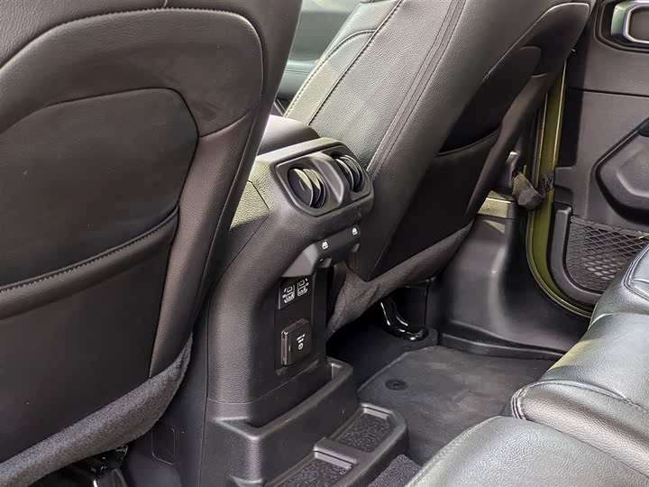 Фото 9 - Jeep Wrangler