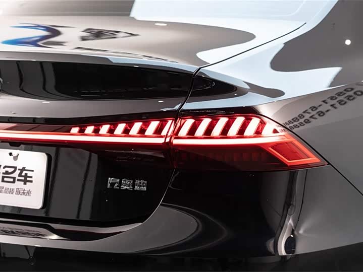 Фото 7 - Audi A7L