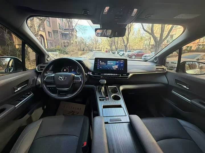 Фото 7 - Toyota Sienna