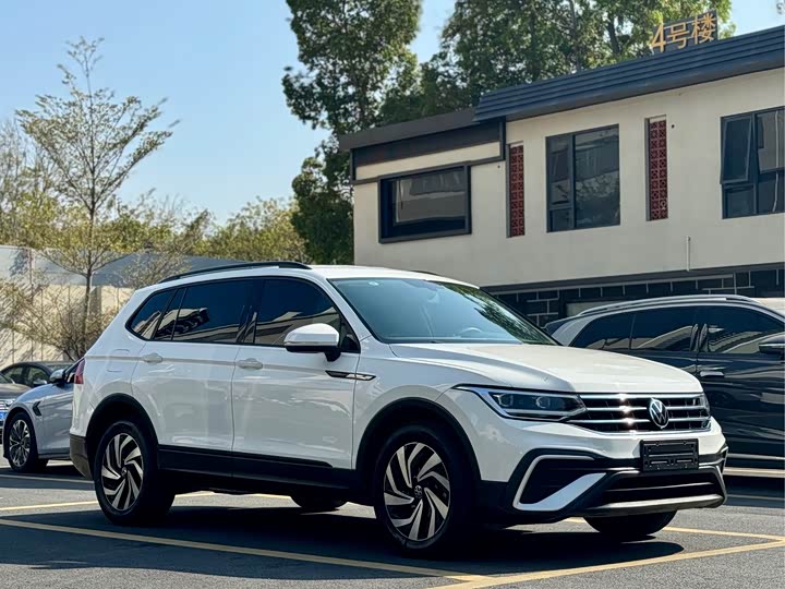 Фото 3 - Volkswagen Tiguan L Pro