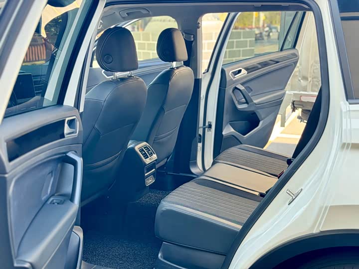 Фото 6 - Volkswagen Tiguan L Pro