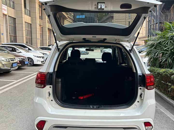 Фото 8 - Mitsubishi Outlander