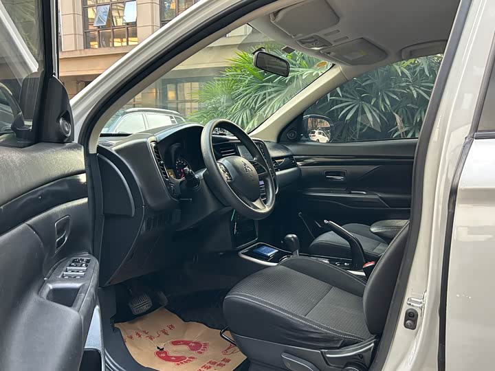 Фото 9 - Mitsubishi Outlander