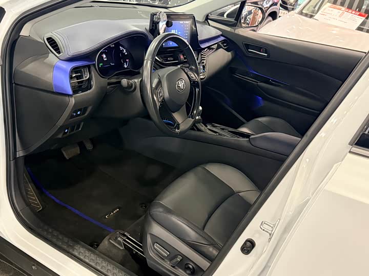 Фото 7 - Toyota C-HR