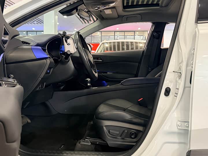 Фото 8 - Toyota C-HR