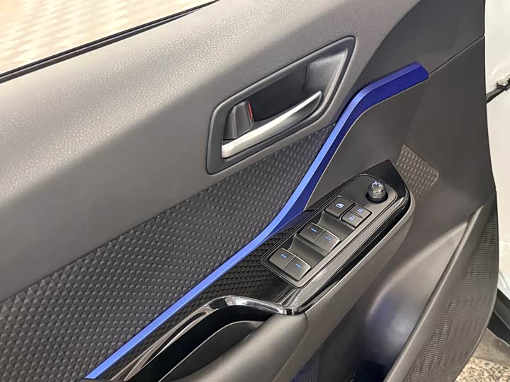 Фото 9 - Toyota C-HR