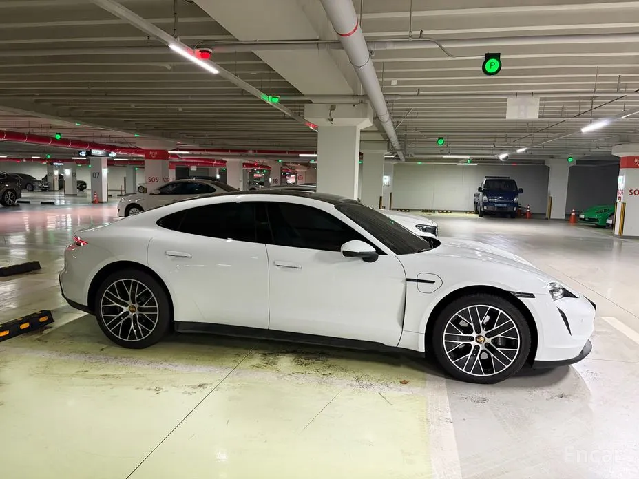 Фото 10 - Porsche Taycan