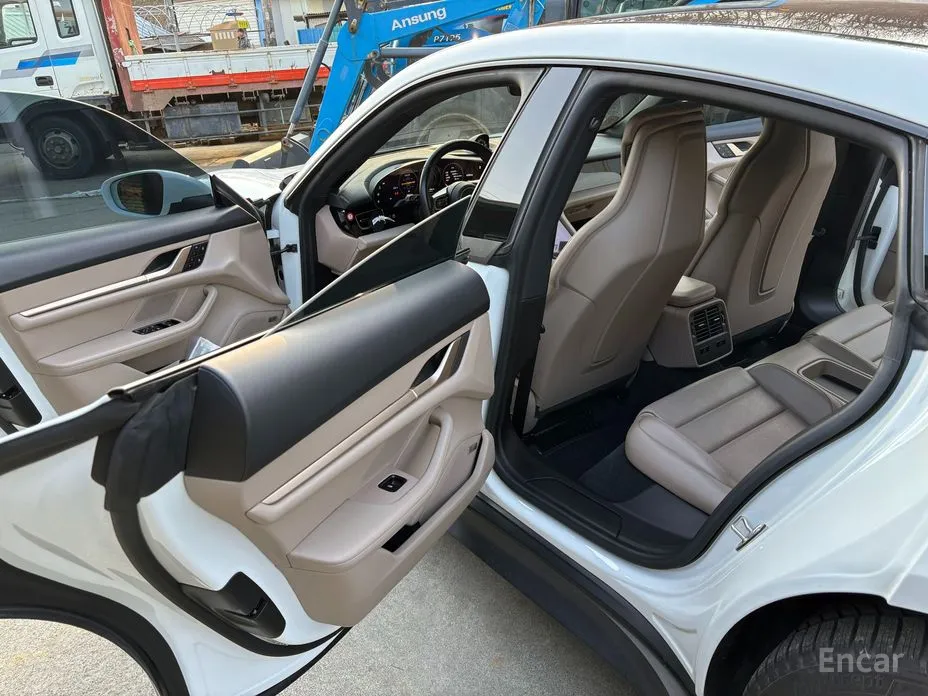 Фото 12 - Porsche Taycan