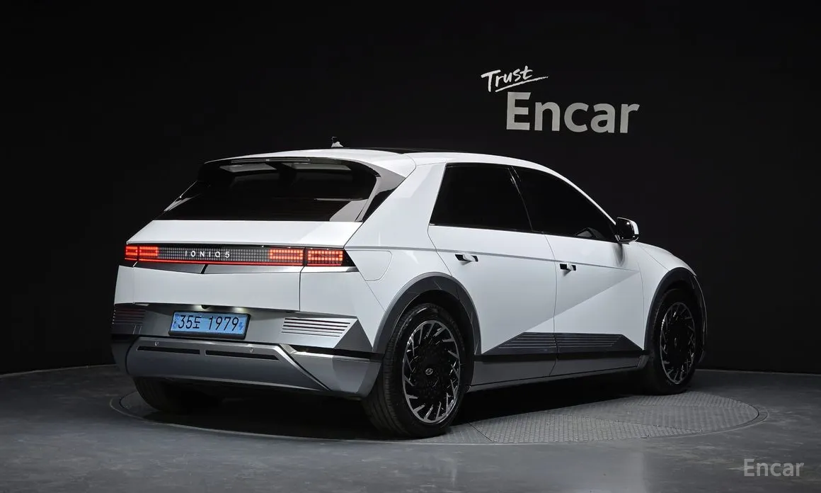 Photo 2 - Hyundai Ioniq 5