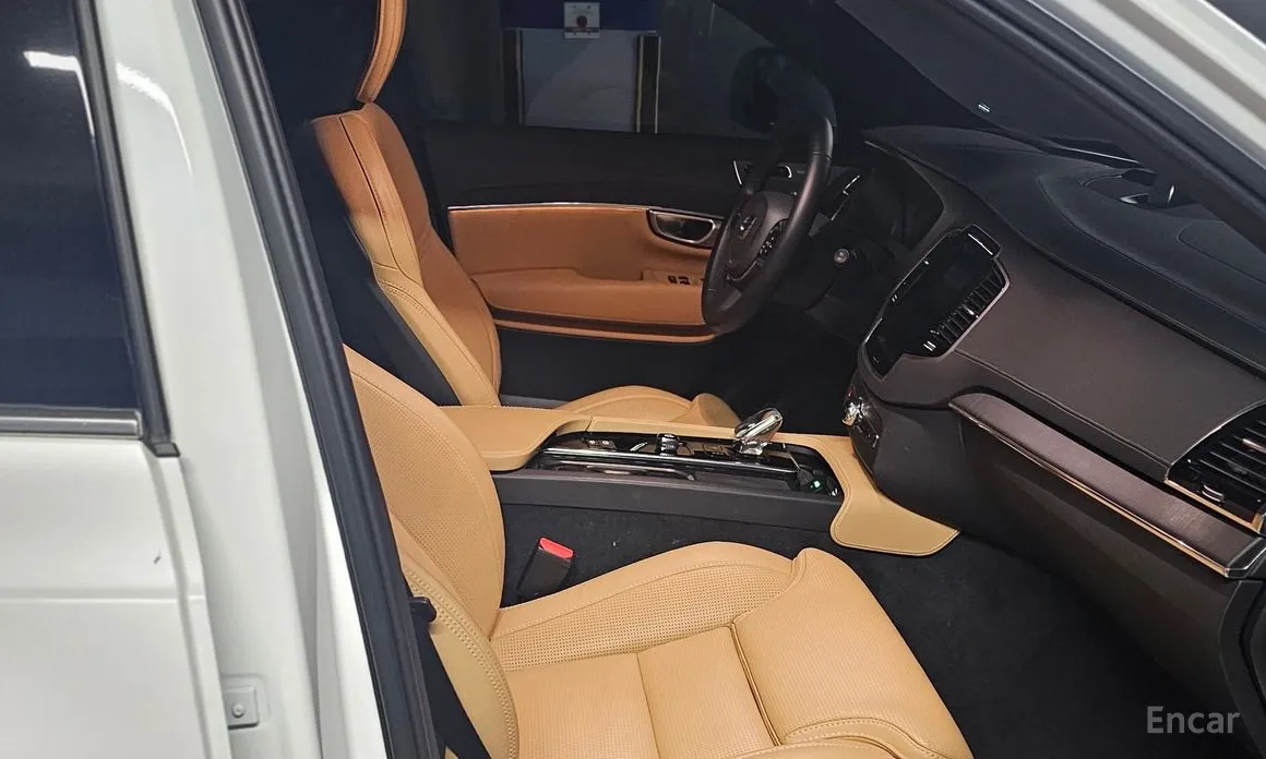 Фото 8 - Volvo XC90