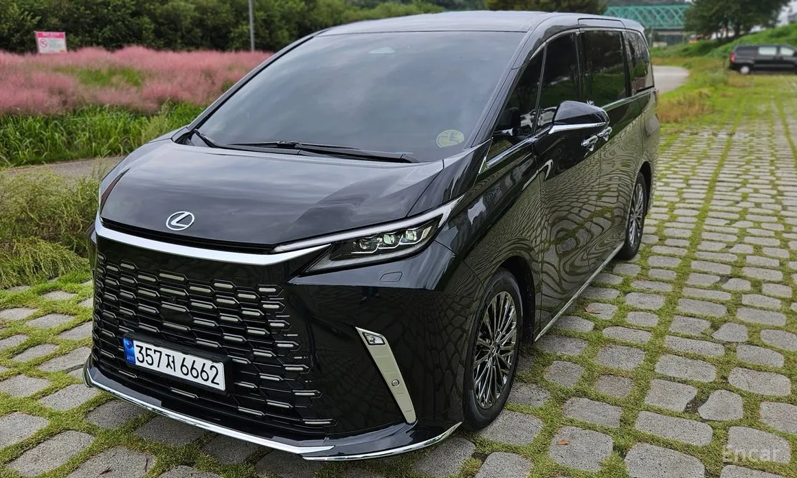 Фото 1 - Lexus LM