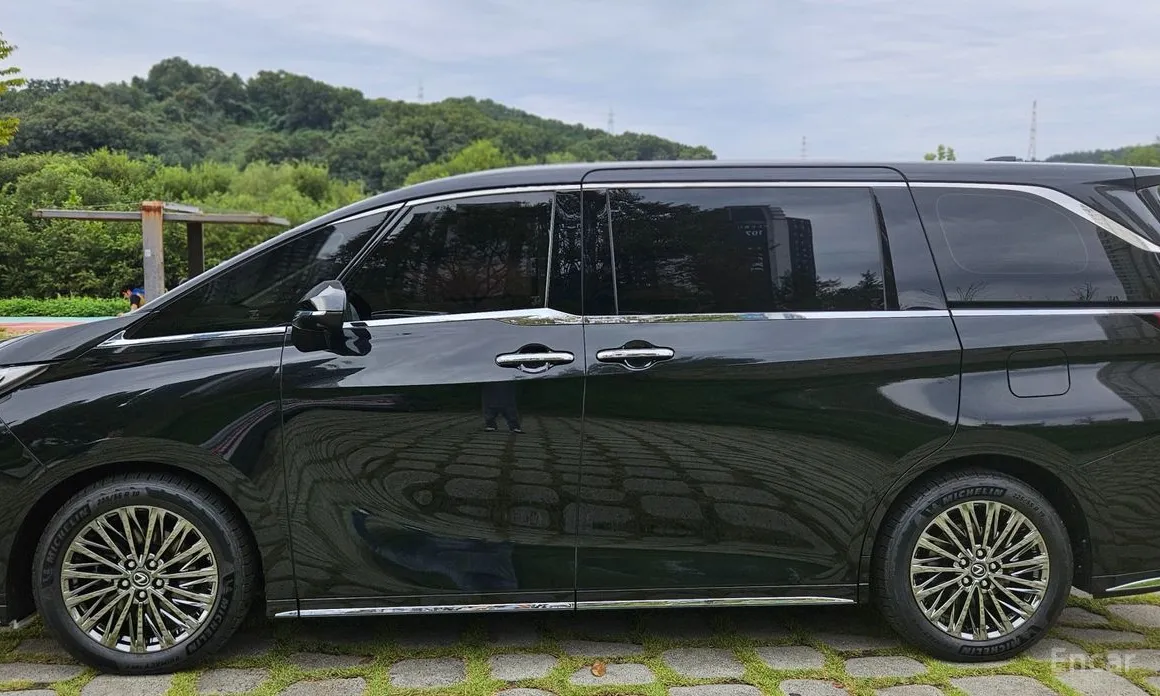 Фото 3 - Lexus LM