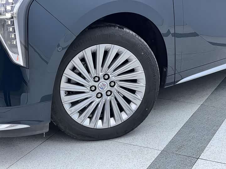 Photo 7 - Buick GL8 Century