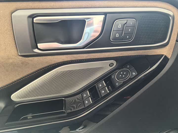 Фото 9 - Ford Explorer