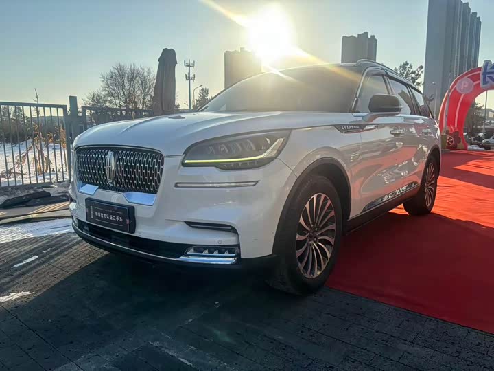 Фото 1 - Lincoln Aviator