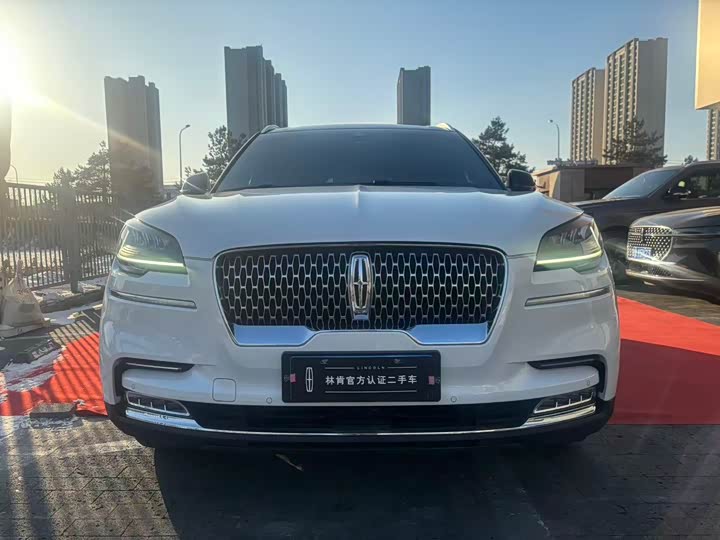 Фото 2 - Lincoln Aviator