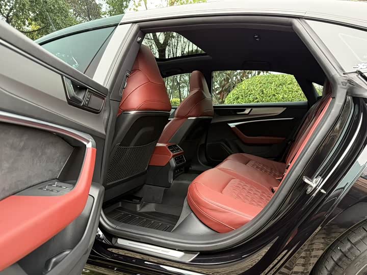 Фото 9 - Audi A7L