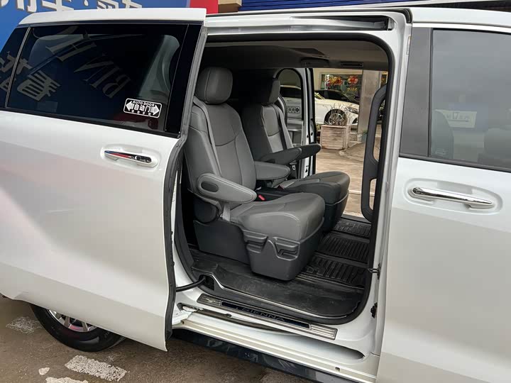 Фото 3 - Toyota Sienna