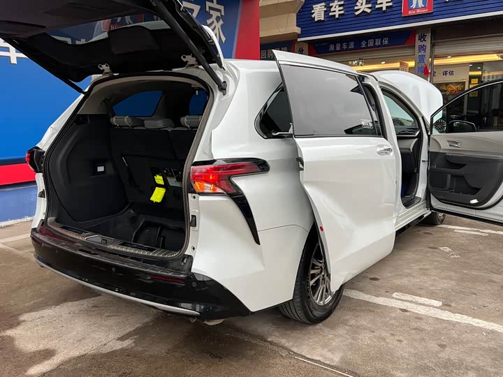 Фото 7 - Toyota Sienna