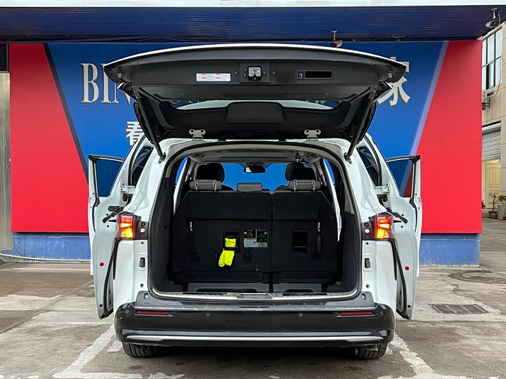 Фото 9 - Toyota Sienna