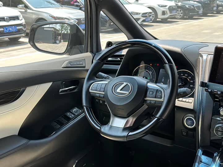 Фото 9 - Lexus LM