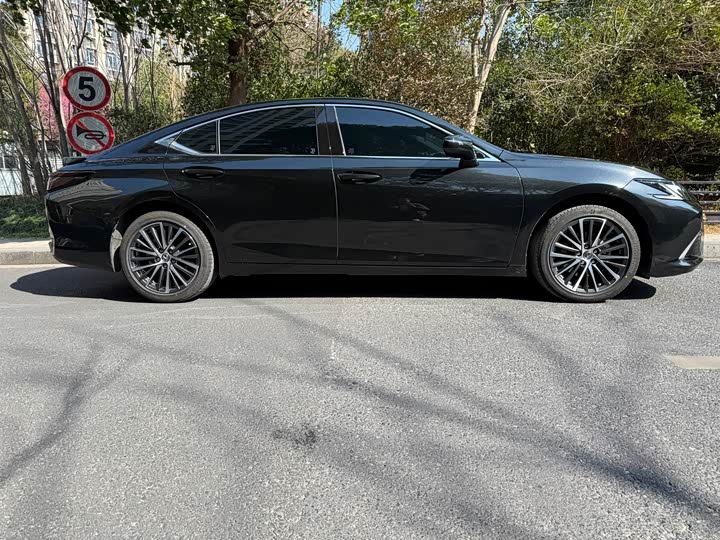 Фото 2 - Lexus ES