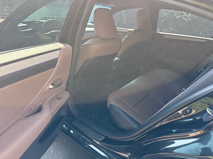 Фото 6 - Lexus ES