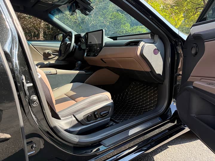 Фото 8 - Lexus ES