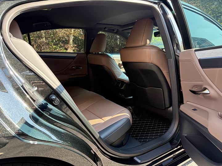 Фото 9 - Lexus ES