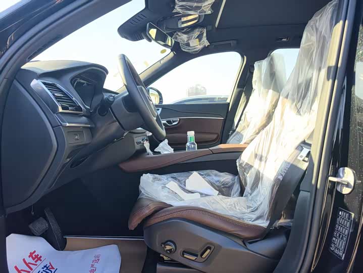 Фото 8 - Volvo XC90