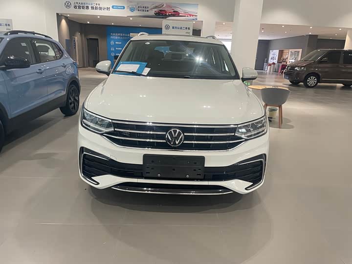 Фото 2 - Volkswagen Tiguan L Pro