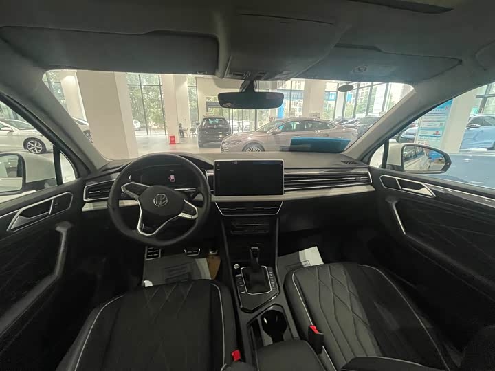 Фото 8 - Volkswagen Tiguan L Pro