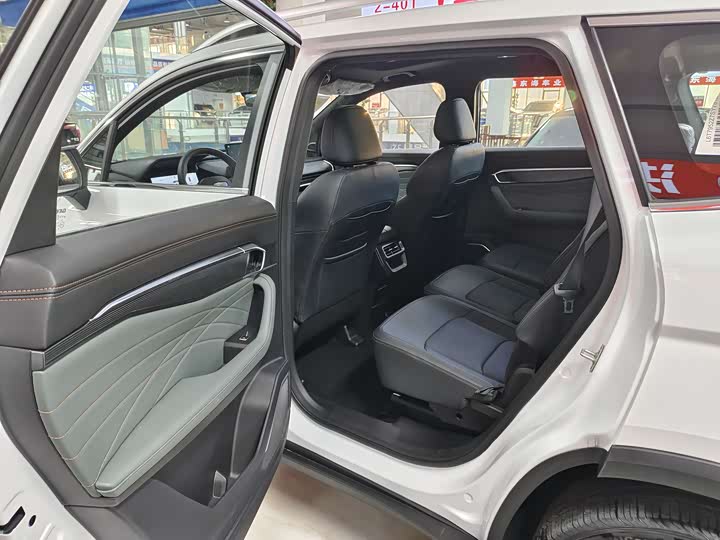 Фото 7 - Geely Okavango L