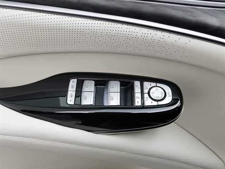 Фото 9 - Denza D9