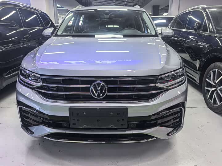 Фото 2 - Volkswagen Tiguan L Pro