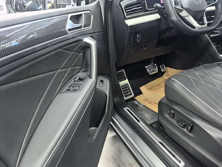 Фото 4 - Volkswagen Tiguan L Pro