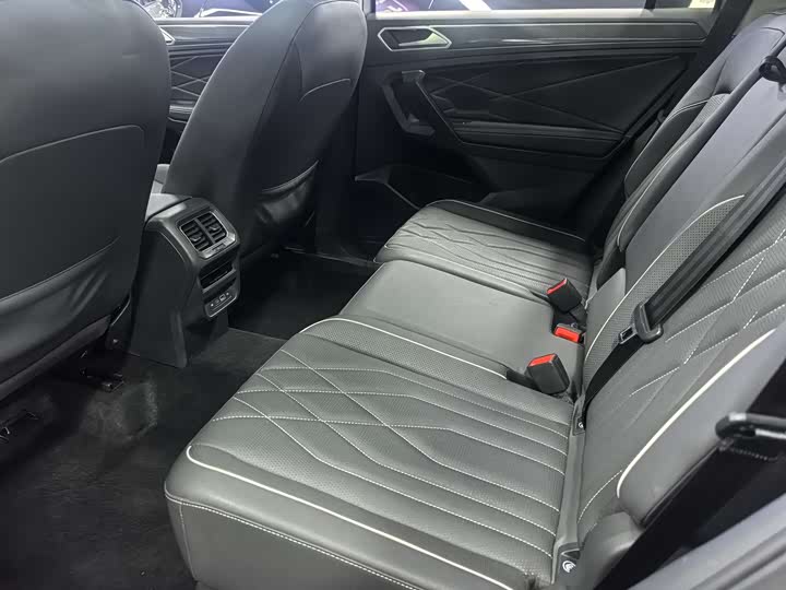 Фото 8 - Volkswagen Tiguan L Pro