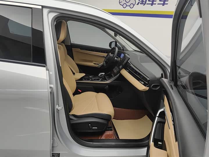 Фото 8 - Geely Atlas L