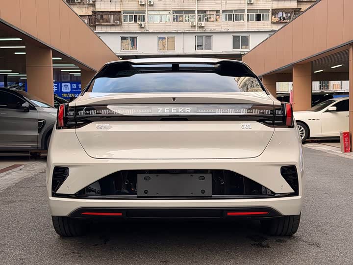 Photo 4 - Zeekr 001