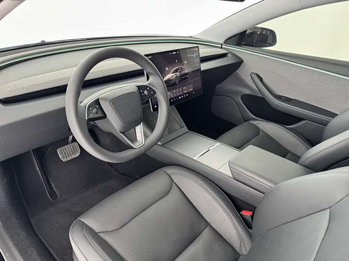 Фото 4 - Tesla Model 3