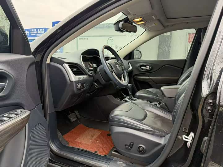 Фото 4 - Jeep Cherokee