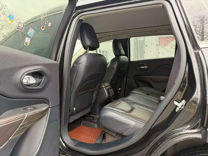 Фото 6 - Jeep Cherokee