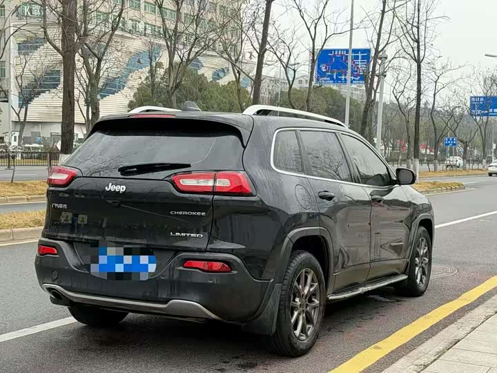 Фото 9 - Jeep Cherokee