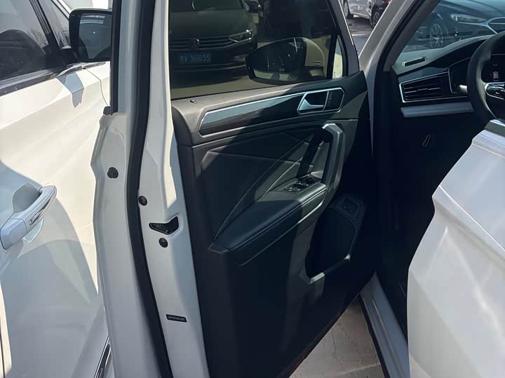 Фото 6 - Volkswagen Tiguan L Hybrid