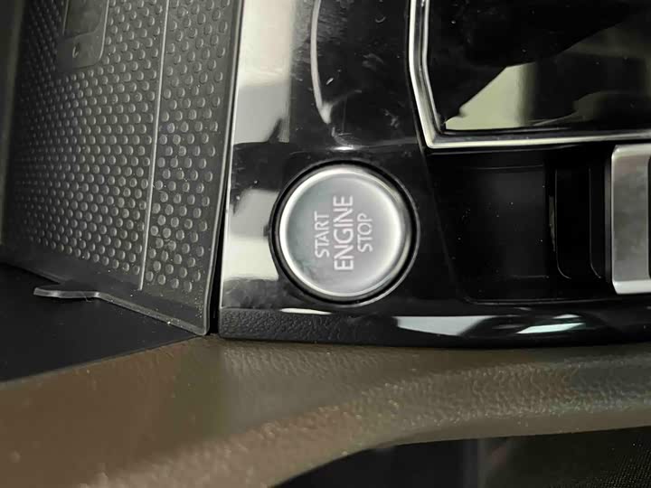 Фото 4 - Volkswagen Tiguan L Pro