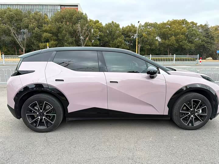 Фото 2 - Zeekr X